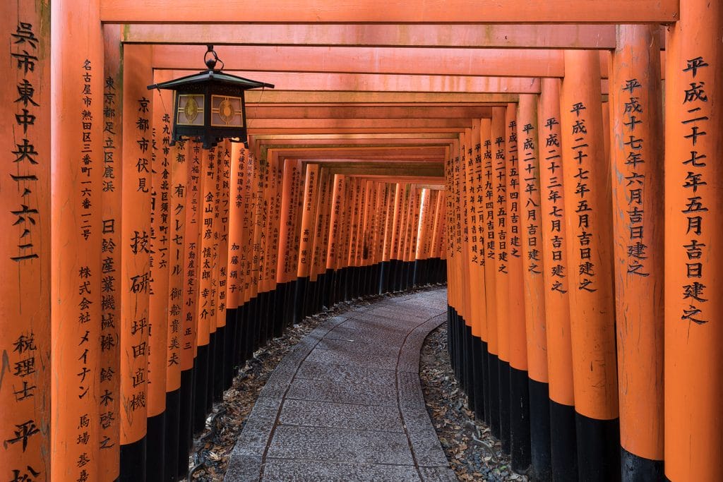 Torii_path_with_lantern_at_Fushimi_Inari_Taisha_Shrine,_Kyoto,_Japan